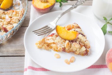 Ahşap ve tekstil arka plan üzerinde Şeftalili kek