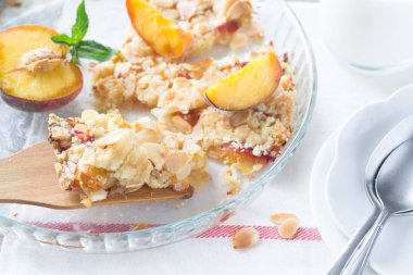 Ahşap ve tekstil arka plan üzerinde Şeftalili kek