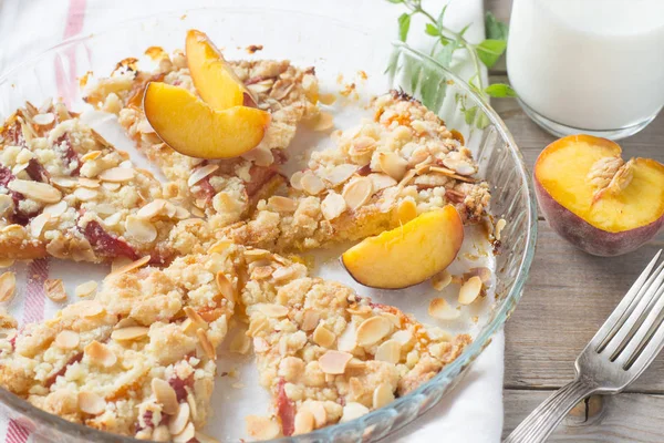 Ahşap ve tekstil arka plan üzerinde Şeftalili kek