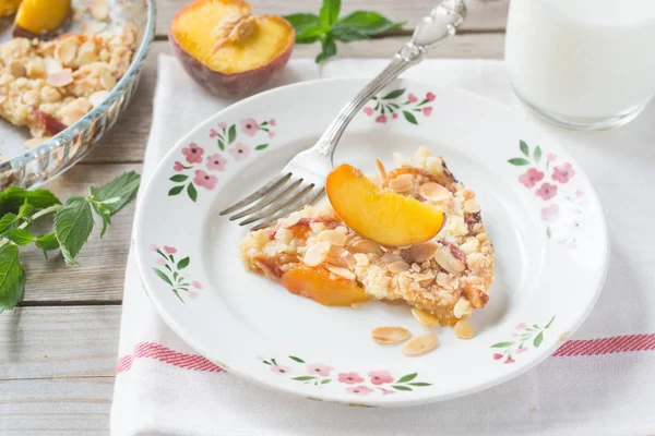 Ahşap ve tekstil arka plan üzerinde Şeftalili kek