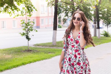 Cep tel ile şehirde genç kadın