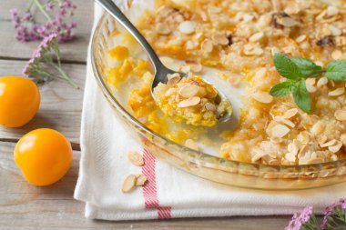 Ahşap masa üzerinde sarı tüy kek