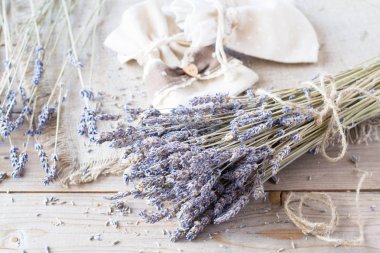 Kurutulmuş lavanta ve çuvallar ahşap tablo