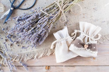 Kurutulmuş lavanta ve çuvallar ahşap tablo