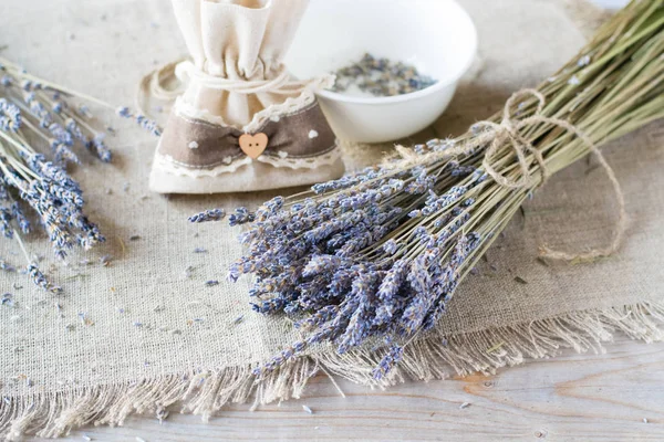 Lavanda Secca Sacchi Sul Tavolo Legno — Foto Stock