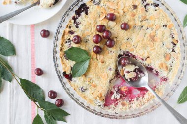 Taze kiraz kek ve çilek 