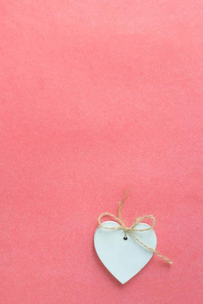 Białe Drewniane Serce Różowym Tle — Zdjęcie stockowe