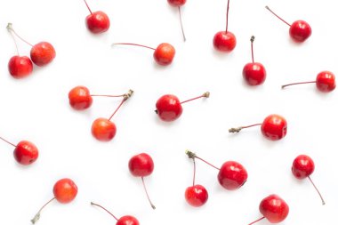 beyaz arkaplanda kırmızı elmalar