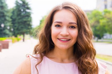 Sokaktaki genç kadının portresi.