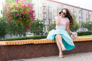 Akıllı telefonu olan genç bir kadın.