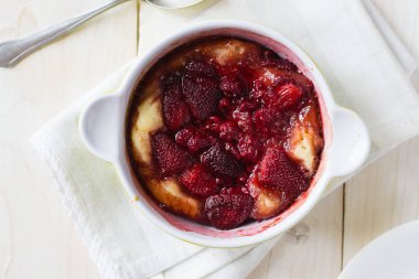 Çilek ve ahududu güveç