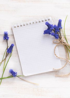 Defter, ahşap arka plan üzerinde bahar çiçekleri