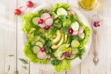 Avokado, salatalık ve turp salatası 