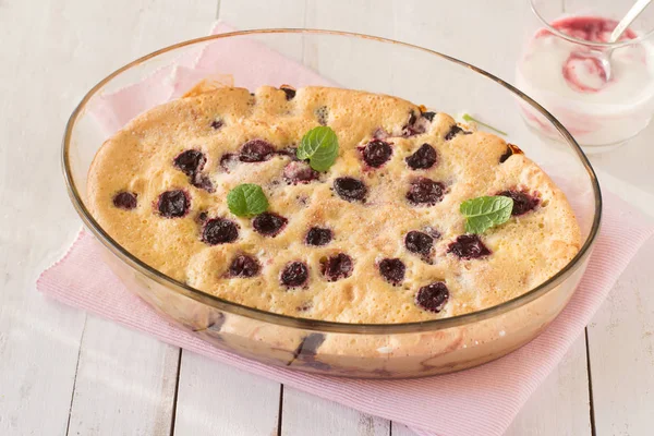 Clafoutis Cereja Mesa Madeira — Fotografia de Stock