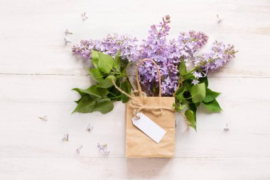 Leylak beyaz arka plan üzerinde buket