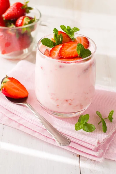 Smoothie Fraise Verre Sur Table Bois — Photo