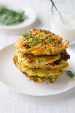 Kabak, havuç, dereotu ve yoğurt ile tabakta parmesan börek