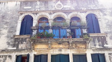 Çiçeklerle dolu geleneksel İtalyan balkonu. Venedik, İtalya.