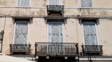 Venedik, İtalya 'da geleneksel İtalyan balkonları.