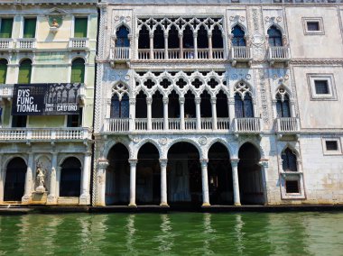 Venedik, Veneto / İtalya -21 Temmuz 2019: Büyük Kanal 'da gotik pencereleri ve balkonları olan beyaz saray