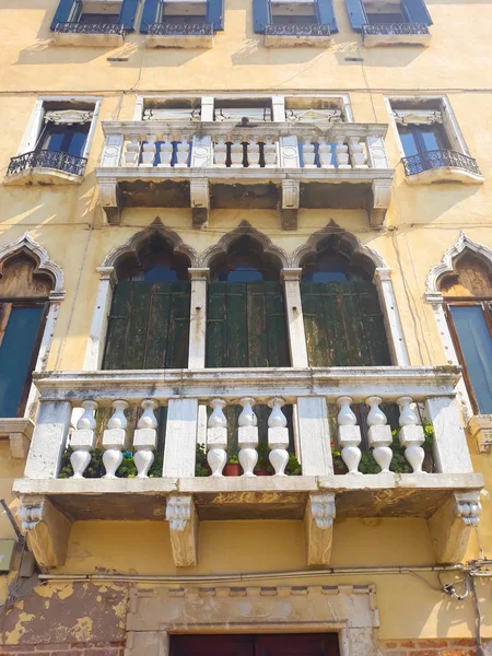 Παραδοσιακά Ιταλικά Μπαλκόνια Στη Βενετία Ιταλία — Φωτογραφία Αρχείου
