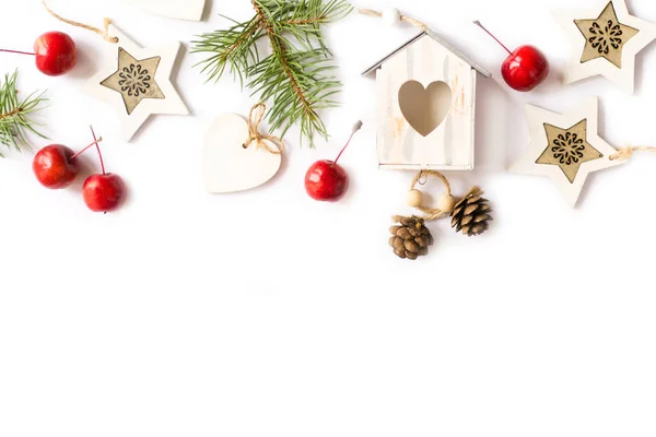 Noel Süslemeleri Köknar Ağacı Dalları Beyaz Arka Planda Kırmızı Elmalar — Stok fotoğraf
