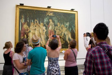Floransa, Toskana / İtalya -, İtalya 19 Temmuz 2016: Uffizi galerisinde Boticelli 'nin Bahar resminin yanındaki turistler