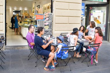 Floransa, Toskana / İtalya - Temmuz 07 2016: Yetişkin ve çocuklar açık bir kafede oturuyorlar