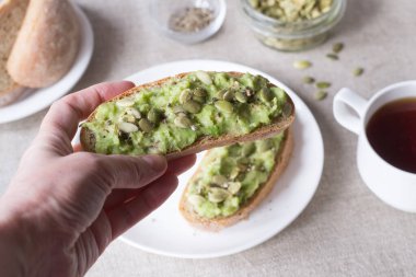 Avokado ve kabak çekirdekli sandviçler.