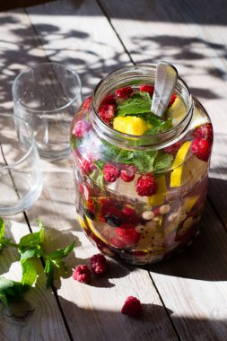 Tahta masadaki kavanozda kaynaşmış su