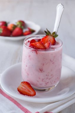 Bardakta taze çilekli yoğurt