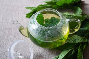 Çaydanlıkta nane çayı