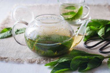 Çaydanlıkta nane çayı