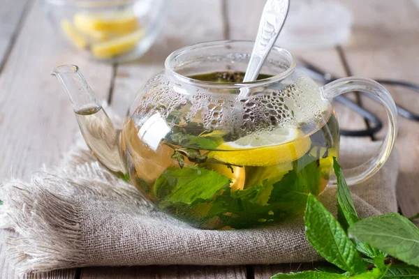 Чай Мятой Лимоном Стеклянном Горшке — стоковое фото