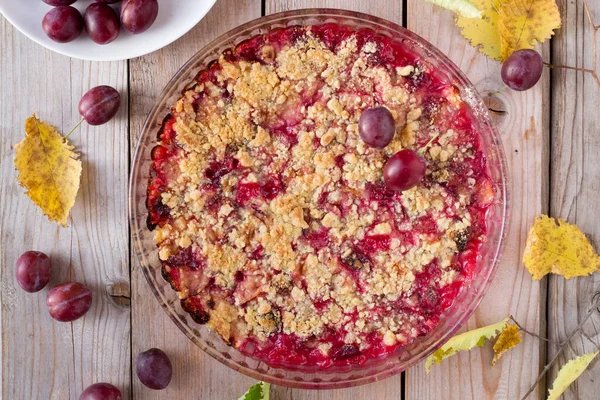 Torta Ameixa Com Crumble Mesa Madeira — Fotografia de Stock