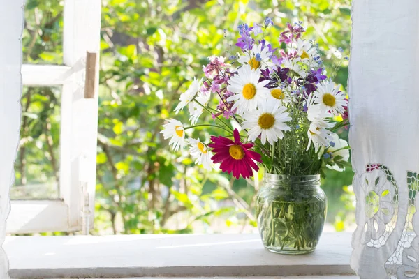窓に咲く花の花束 — ストック写真