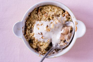 Pembe tekstil üzerinde dondurmalı elma parçacıkları.