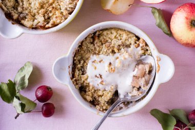 Pembe tekstil üzerinde dondurmalı elma parçacıkları.