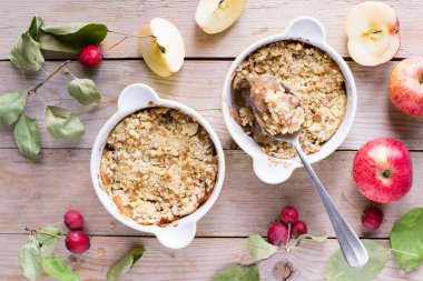 Elma parçacıkları, elmalar, ahşap arkaplanda yapraklar