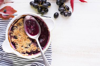 Tahta masada üzümlü turta.