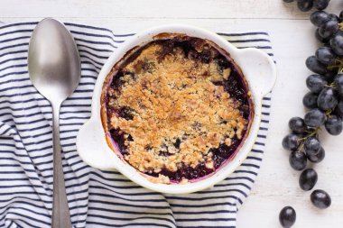 Tahta masada üzümlü turta.