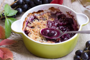 Tahta masada üzümlü turta.