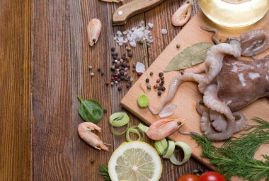 deniz ürünleri ve sebze ahşap arka plan üzerinde