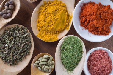 Ahşap arka plan üzerinde çeşitli baharatlar seçimi