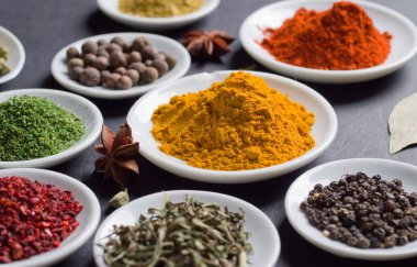 Ahşap arka plan üzerinde çeşitli baharatlar seçimi