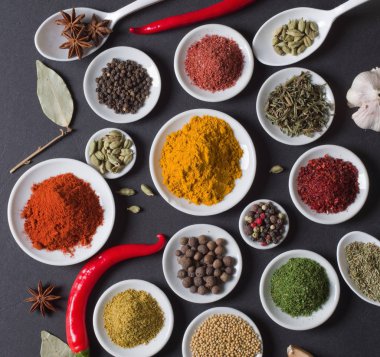 Ahşap arka plan üzerinde çeşitli baharatlar seçimi