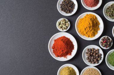 Ahşap arka plan üzerinde çeşitli baharatlar seçimi