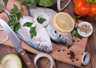 Lezzetli taze çipura balık Ahşap mutfak gemide