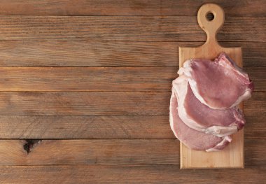 ahşap üzerine yemek pişirmek için hazırlanan taze çiğ et