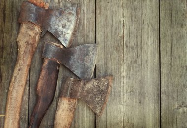 ahşap bir masa eski balta